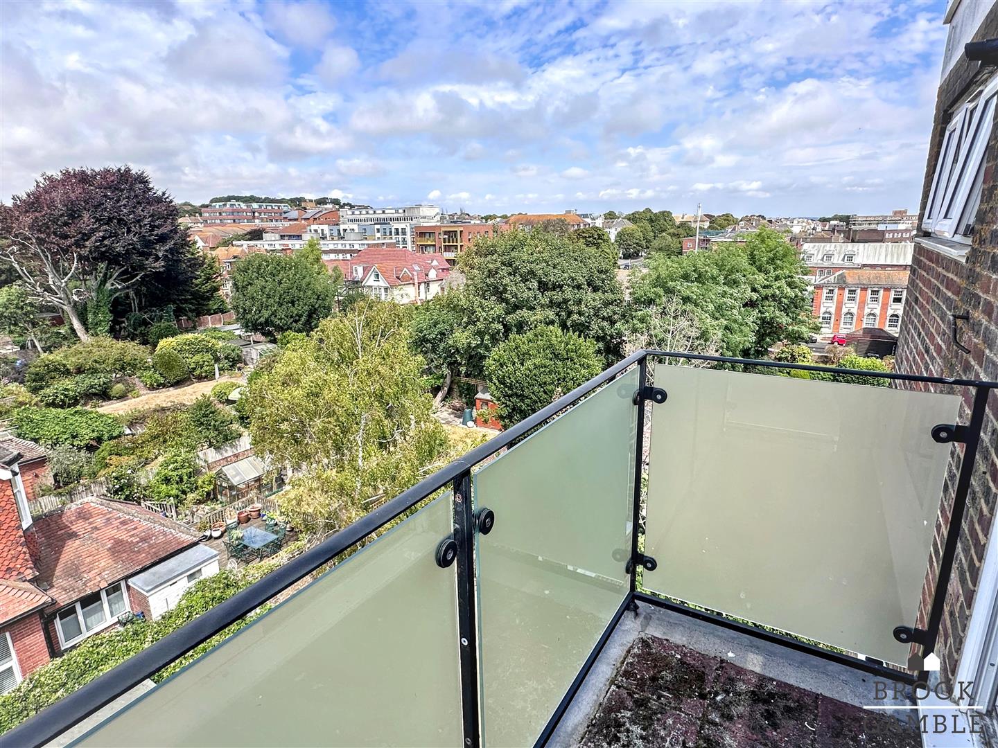 1 Bedroom Flat. Old Orchard Road in Eastbourne,  5
